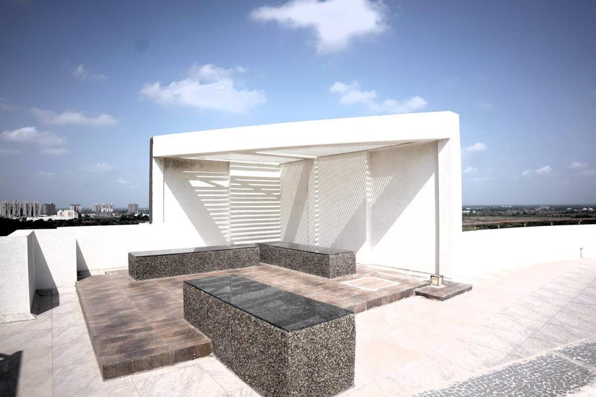7 Seasons Palm Suite With Sky Orbit, Balcony, Swimming Pool, Wifi, Playground ราชโกฎิ ภายนอก รูปภาพ
