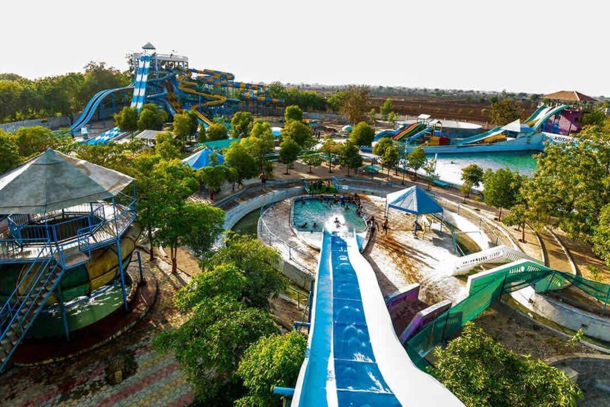 7 Seasons Palm Suite With Sky Orbit, Balcony, Swimming Pool, Wifi, Playground ราชโกฎิ ภายนอก รูปภาพ